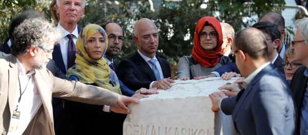 خطيبة الصحفي السعودي المقتول جمال خاشقجي وجيف بيزوس مؤسس شركة أمازون حول نصب تذكاري خلال حفل بمناسبة الذكرى السنوية الأولى لمقتل خاشقجي في إسطنبول خطيبة الصحفي السعودي المقتول جمال خاشقجي وجيف بيزوس مؤسس شركة أمازون حول نصب تذكاري خلال حفل بمناسبة الذكرى السنوية الأولى لمقتل خاشقجي في إسطنبول - سبوتنيك عربي