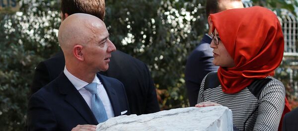 خطيبة الصحفي السعودي المقتول جمال خاشقجي وجيف بيزوس مؤسس شركة أمازون في أثناء حضورهما احتفالًا بالذكرى السنوية الأولى لمقتل خاشقجي في إسطنبول - سبوتنيك عربي