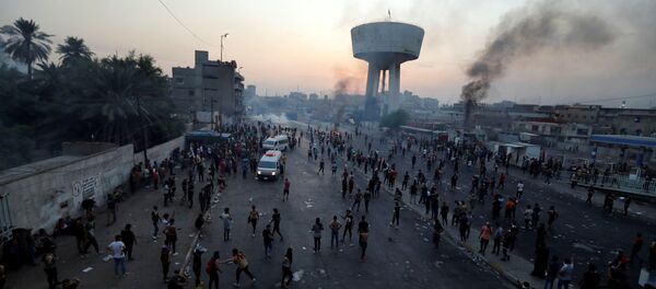 متظاهرون يحتجون على البطالة والفساد وسوء الخدمات العامة في بغداد - سبوتنيك عربي