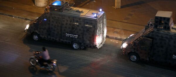 سيارات الشرطة في وسط القاهرة بينما كان المتظاهرون يتجمعون وهم يهتفون بالشعارات المناهضة للحكومة في القاهرة - سبوتنيك عربي