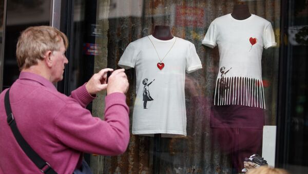 افتتاح متجر غروس دوميستيك بروداكت (Gross Domestic Product)، للعرض فقط دون الشراء!، للفنان البريطاني بانكسي في لندن، 1 أكتوبر 2019 - سبوتنيك عربي