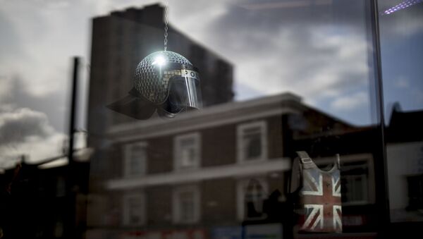 افتتاح متجر غروس دوميستيك بروداكت (Gross Domestic Product)، للعرض فقط دون الشراء!، للفنان البريطاني بانكسي في لندن، 1 أكتوبر 2019 افتتاح متجر غروس دوميستيك بروداكت (Gross Domestic Product)، للعرض فقط دون الشراء!، للفنان البريطاني بانكسي في لندن، 1 أكتوبر 2019 - سبوتنيك عربي