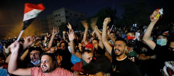 المتظاهرون يحتشدون في بغداد أثناء حظر التجول، بعد يومين من تحول الاحتجاجات المناهضة للحكومة على مستوى البلاد إلى أعمال عنف، 3 أكتوبر/تشرين الأول 2019 المتظاهرون يحتشدون في بغداد أثناء حظر التجول، بعد يومين من تحول الاحتجاجات المناهضة للحكومة على مستوى البلاد إلى أعمال عنف، 3 أكتوبر/تشرين الأول 2019 - سبوتنيك عربي