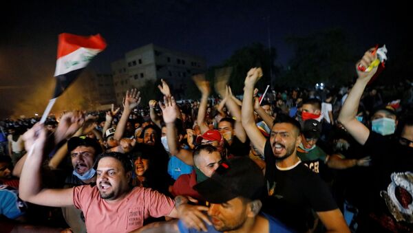 المتظاهرون يحتشدون في بغداد أثناء حظر التجول، بعد يومين من تحول الاحتجاجات المناهضة للحكومة على مستوى البلاد إلى أعمال عنف، 3 أكتوبر/تشرين الأول 2019 - سبوتنيك عربي