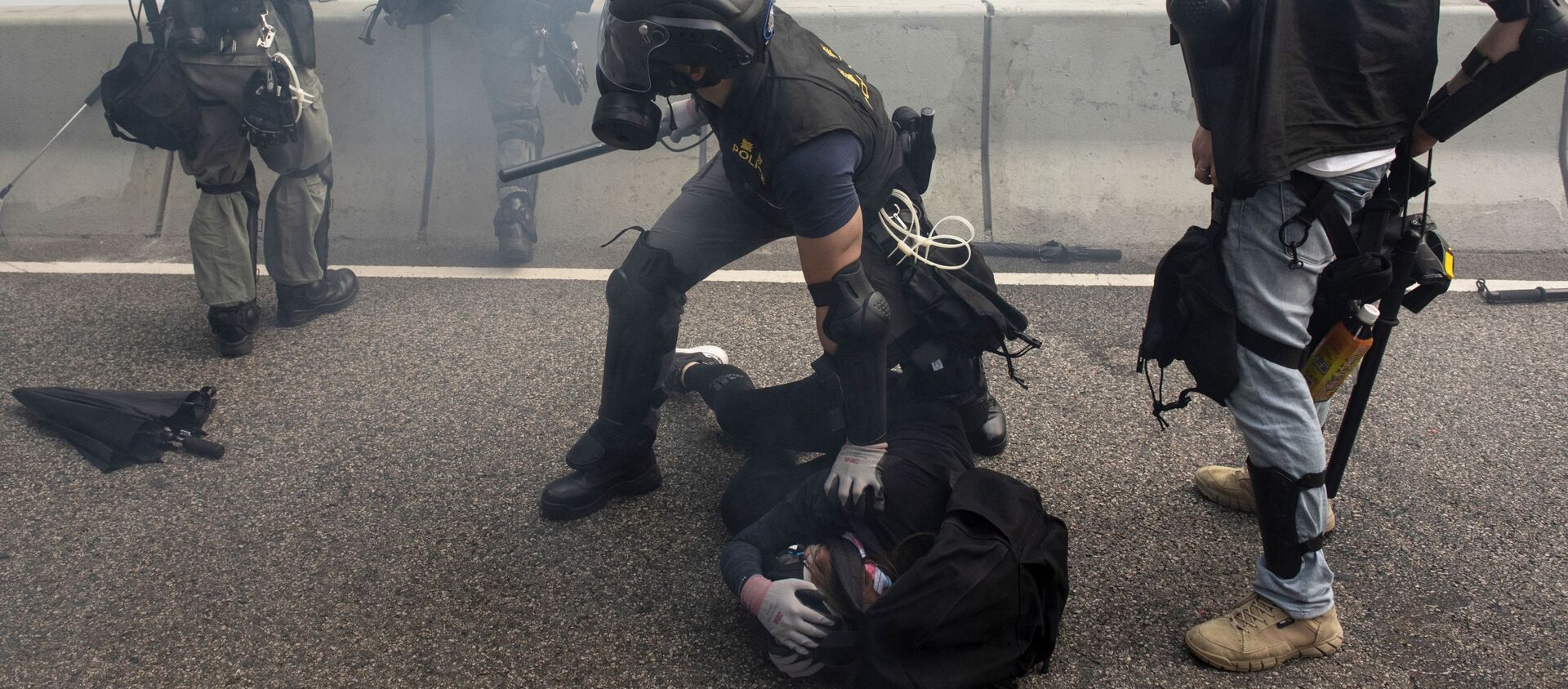 عناصر الشرطة في هونغ كونغ خلال القبض على المحتجين في هونغ كونغ - سبوتنيك عربي, 1920, 03.11.2019