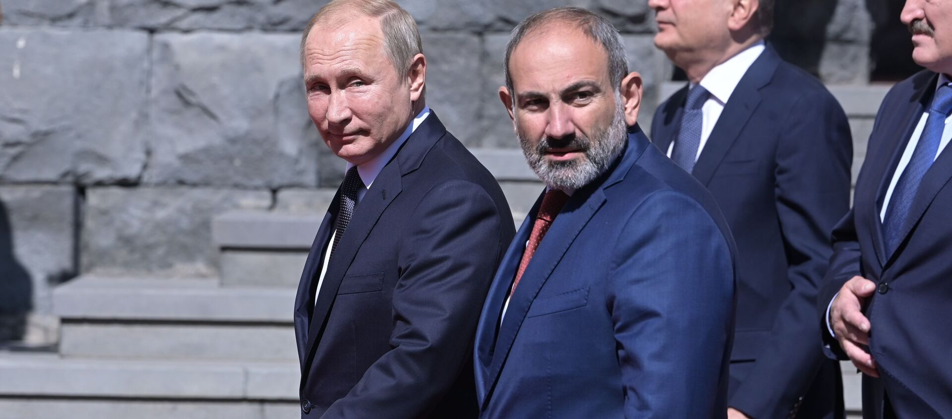 الرئيس الروسي فلاديمير بوتين ورئيس وزراء أرمينيا نيكول باشينيان، ورئيس المجلس الاقتصادي الأوراسي الأعلى تيغران ساركيسيان في يريفان، أرمينيا - سبوتنيك عربي, 1920, 07.04.2021