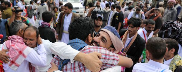 معتقلون يحضنون أقاربهم بعد إطلاق سراحهم من قبل الحوثيين خارج سجن صنعاء المركزي، اليمن 30 سبتمبر 2019 - سبوتنيك عربي