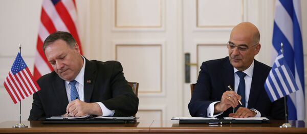 وزير الخارجية الأمريكي مايك بومبو ووزير الخارجية اليوناني نيكوس ديندياس يوقعان اتفاقية تعاون دفاعي متبادل في وزارة الخارجية في أثينا - سبوتنيك عربي