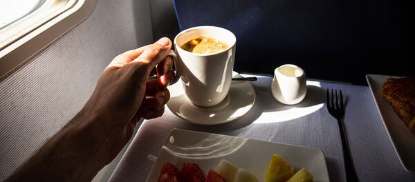 كوب من القهوة على متن طائرة - سبوتنيك عربي