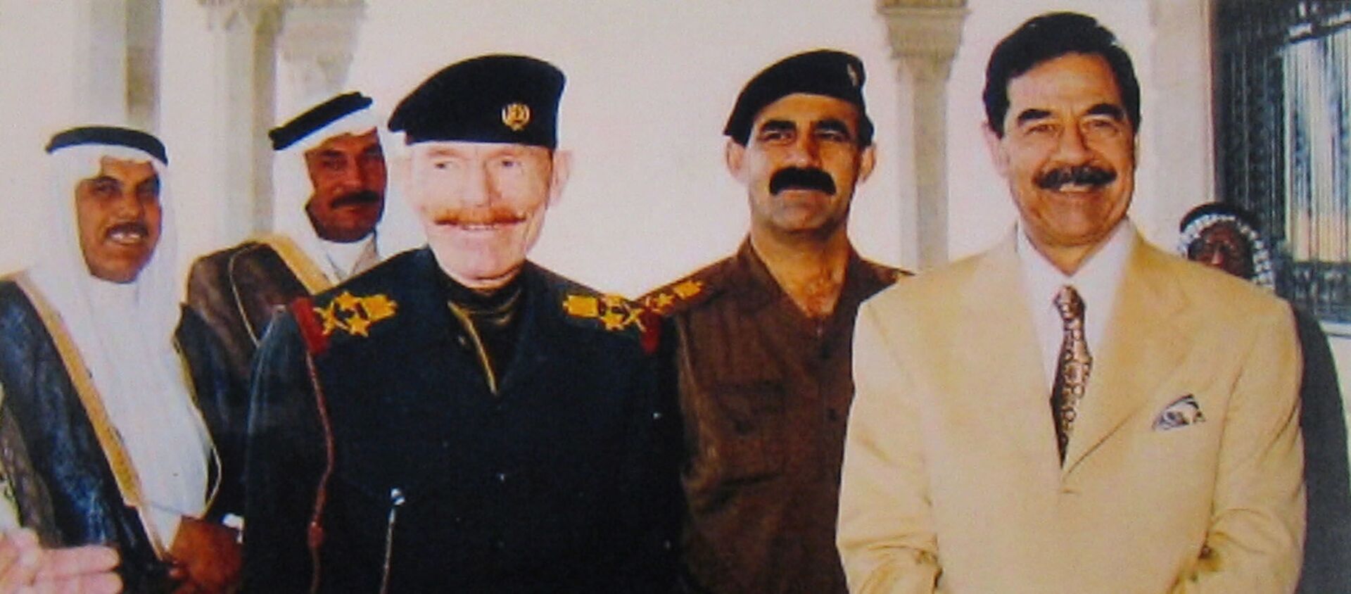 صدام حسين إلى اليمين ونائب الرئيس العراقي السابق عزت إبراهيم الثالث في اليسار - سبوتنيك عربي, 1920, 03.01.2021