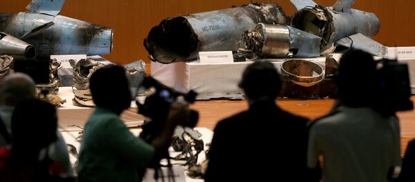 بقايا الصواريخ التي تقول الحكومة السعودية إنها استخدمت لمهاجمة منشأة نفط أرامكو يتم عرضها خلال مؤتمر صحفي بالرياض - سبوتنيك عربي