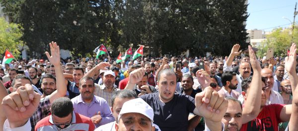 معلمو المدارس العامة يشاركون في احتجاج كجزء من إضرابهم في عمان معلمو المدارس العامة يشاركون في احتجاج كجزء من إضرابهم في عمان - سبوتنيك عربي
