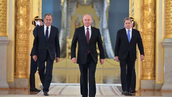 Президент РФ Владимир Путин на церемонии вручения верительных грамот послов иностранных государств в Александровском зале БКД Президент РФ Владимир Путин на церемонии вручения верительных грамот послов иностранных государств в Александровском зале БКД - سبوتنيك عربي