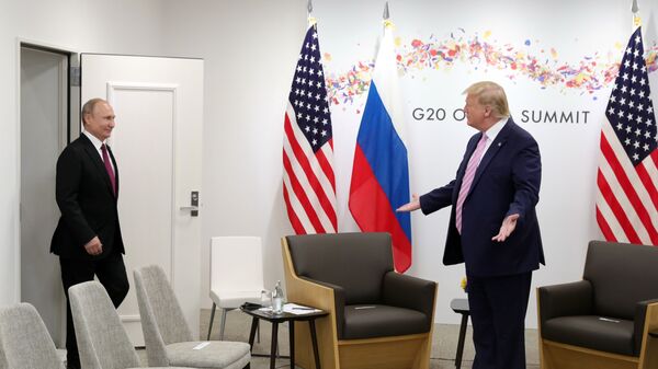 الرئيس الأمريكي دونالد ترامب يلتقي بالرئيس فلاديمير بوتين خلال قمة مجموعة العرين في أوساكا، اليابان 28 يونيو 2019 - سبوتنيك عربي