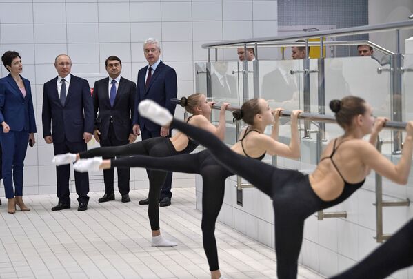 الرئيس فلاديمير بوتين يزور المركز الأوليمبي للسباحة الإيقاعية باسم أ. دافيدوفا، 27 مارس/ آذار 2019 الرئيس فلاديمير بوتين يزور المركز الأوليمبي للسباحة الإيقاعية باسم أ. دافيدوفا، 27 مارس/ آذار 2019 - سبوتنيك عربي