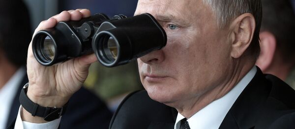 الرئيس فلاديمير بوتين أثناء مشاهدته المرحلة الأساسية للمناورات تسينتر 2019 (المركز-2019) في الميدان العسكري دونغوز - سبوتنيك عربي