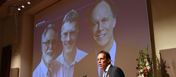 الأمريكيان وليام كايلين وغريغ سيمنزا والبريطاني السير بيتر رادلكيف الفائزين بجائزة نوبل في الطب - سبوتنيك عربي