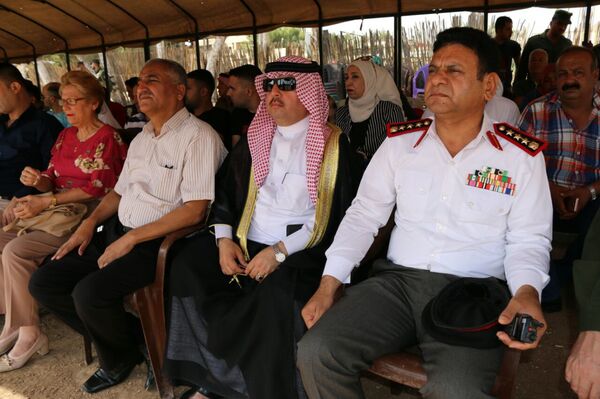 محاصرا بالقواعد الأمريكية... الجيش السوري يقيم عرضا عسكريا... (فيديو وصور) - سبوتنيك عربي