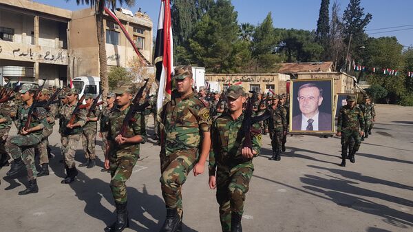 محاصرا بالقواعد الأمريكية... الجيش السوري يقيم عرضا عسكريا... (فيديو وصور) - سبوتنيك عربي