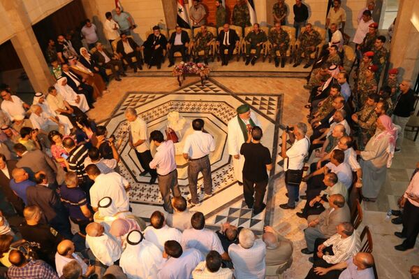 محاصرا بالقواعد الأمريكية... الجيش السوري يقيم عرضا عسكريا... (فيديو وصور) - سبوتنيك عربي