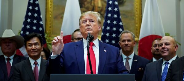 الرئيس الأمريكي دونالد ترامب يتحدث عن سوريا وتركيا خلال حفل توقيع اتفاقية التجارة الأمريكية اليابانية في البيت الأبيض بواشنطن - سبوتنيك عربي