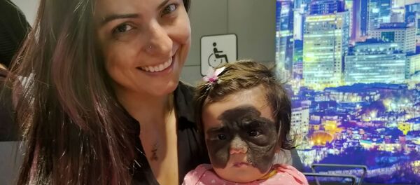 كارول فينر مع ابنتها في مطار شيريميتيفو - سبوتنيك عربي