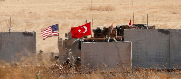 عودة القوات التركية والأميركية من دورية مشتركة بين الولايات المتحدة وتركيا في شمال سوريا ، كما تظهر في الصورة بالقرب من بلدة أكاكالي التركية 8 أكتوبر 2019 - سبوتنيك عربي