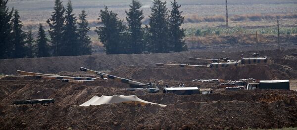 مدافع الجيش التركي على الحدود السورية التركية، بالقرب من بلدة أكاكالي الجنوبية الشرقية في مقاطعة سانليورفا، تركيا، 8 أكتوبر 2019 - سبوتنيك عربي