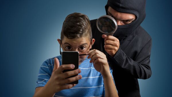 جاسوس يراقب هاتف مراهق - سبوتنيك عربي