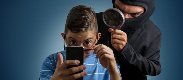 جاسوس يراقب هاتف مراهق - سبوتنيك عربي