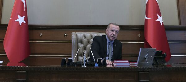 الرئيس التركي رجب طيب أردوغان يتحدث عبر الهاتف مع وزير الدفاع خلوصي أكار قبل إصدار أوامر ببدء العملية العسكرية في سوريا - سبوتنيك عربي