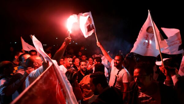 أنصار المرشح الرئاسي التونسي نبيل القروي يحتفلون بعد إطلاق سراحه في تونس - سبوتنيك عربي
