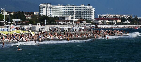 مصطافون على شاطئ خليج نيجني إميريتينسكي في سوتشي - سبوتنيك عربي