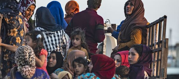 نازحون سوريون وأكراد من مناطق تنفيذ العملية العسكرية التركية نبع السلام في شمال سوريا، 9 أكتوبر 2019 - سبوتنيك عربي