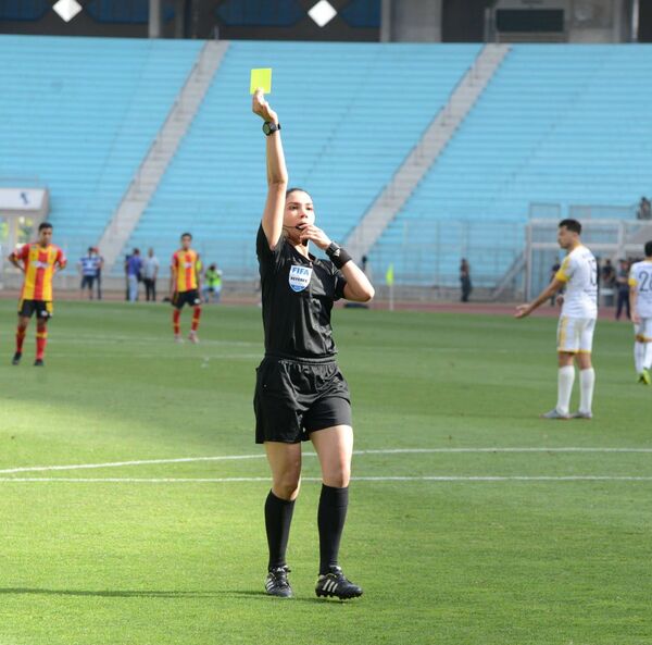 حسناوات يقتحمن ميدان كرة القدم  - سبوتنيك عربي