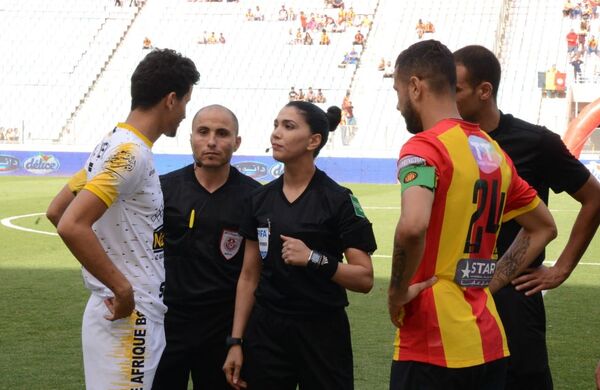 حسناوات يقتحمن ميدان كرة القدم  - سبوتنيك عربي