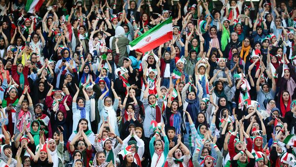المشجعات الإيرانيات يحضرن مباريات التصفيات المؤهلة لكأس العالم الشهر المقبل، وهو حدث ظل حكرا على الرجال لأكثر من 40 عاما، طهران، إيران - سبوتنيك عربي