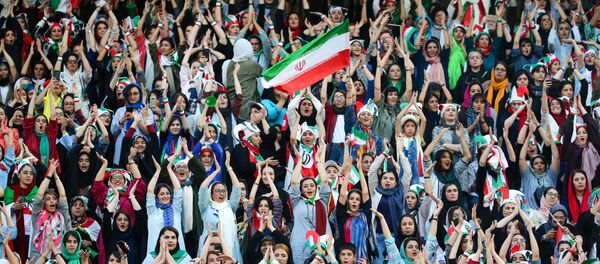 المشجعات الإيرانيات يحضرن مباريات التصفيات المؤهلة لكأس العالم الشهر المقبل، وهو حدث ظل حكرا على الرجال لأكثر من 40 عاما، طهران، إيران - سبوتنيك عربي