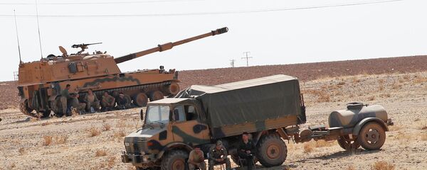 مركبات الجيش التركي والأفراد العسكريون بالقرب من الحدود التركية السورية - سبوتنيك عربي