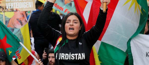 أكراد يتظاهرون ضد العمل العسكري التركي في شمال شرق سوريا في زيوريخ - سبوتنيك عربي