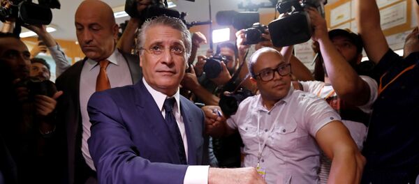 المرشح الرئاسي التونسي نبيل قروي يدلي بصوته في مركز اقتراع خلال جولة الإعادة الثانية للانتخابات الرئاسية في تونس - سبوتنيك عربي