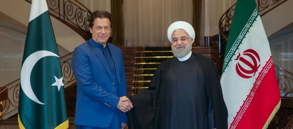 الرئيس الإيراني حسن روحاني ورئيس الوزراء الباكستاني عمران خان في طهران - سبوتنيك عربي