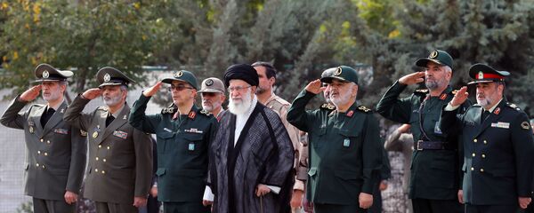 المرشد الأعلى الإيراني علي خامنئي مع قادة الحرس الثوري - سبوتنيك عربي