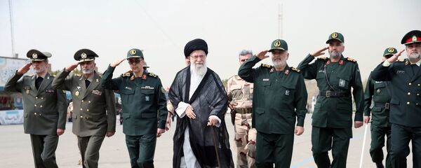 المرشد الأعلى الإيراني علي خامنئي مع قادة الحرس الثوري - سبوتنيك عربي