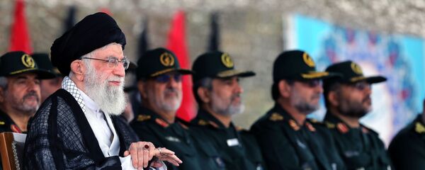 المرشد الأعلى الإيراني علي خامنئي مع قادة الحرس الثوري المرشد الأعلى الإيراني علي خامنئي مع قادة الحرس الثوري - سبوتنيك عربي