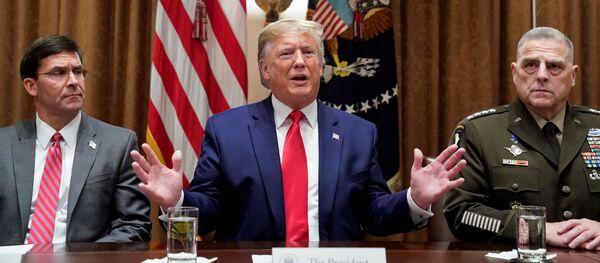 ترامب محاط بوزير الدفاع مارك إسبر (يسار) ورئيس قيادة الأركان المشتركة مارك ميلي - سبوتنيك عربي