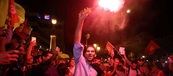 آلاف التونسيين يحتفلون بعد نتائج استطلاع  تشير لفوز قيس سعيد - سبوتنيك عربي