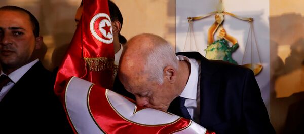 آلاف التونسيين يحتفلون بعد نتائج استطلاع  تشير لفوز قيس سعيد - سبوتنيك عربي