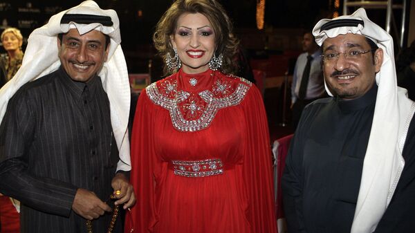 الممثلان السعوديان ناصر القصبي وعبد الله السدحان يقفان مع الممثلة هدى الخطيب - سبوتنيك عربي