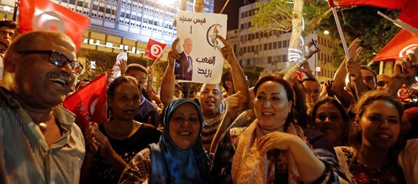 رد فعل الناس بعد إعلان نتائج استطلاع الرأي في جولة الإعادة الثانية للانتخابات الرئاسية في تونس - سبوتنيك عربي